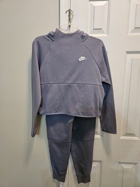 Nike Cropped Hoodie & Joggers Set